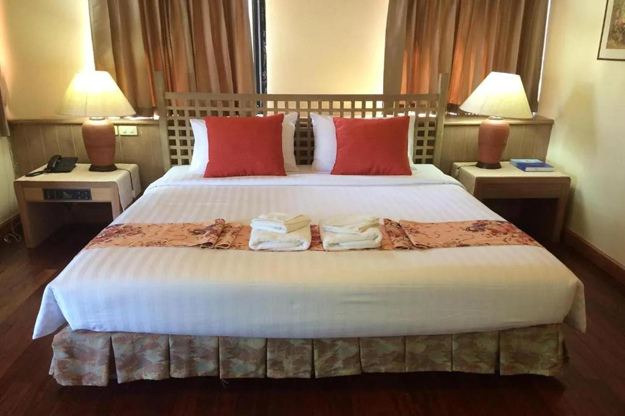 Pin Hotel Лампанг Екстериор снимка